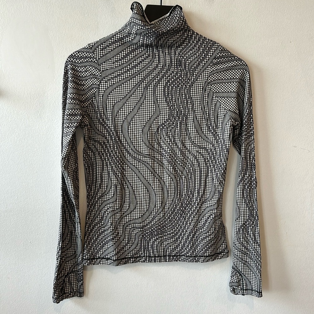 Athleta Girl XL black and white patterned turtle neck long sleeve